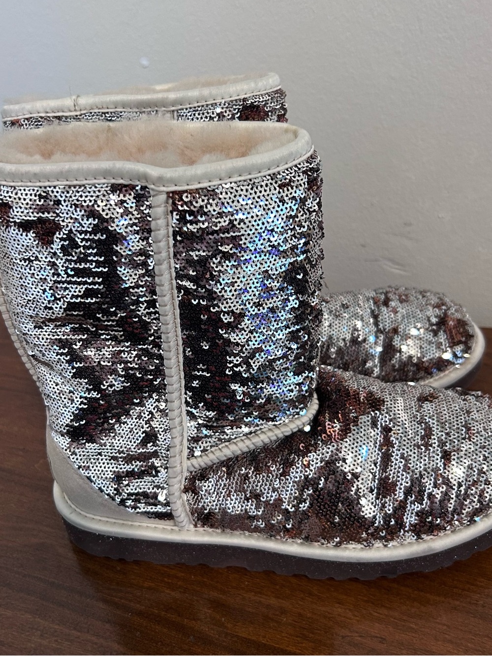 ❤️MAKE OFFER❤️ UGG womens Short Two Tone Brown Silver Sequins Boots Size 8 - Picture 9 of 10